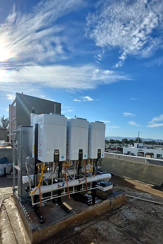Rooftop tankless water-heating plant with insulated recirculation piping